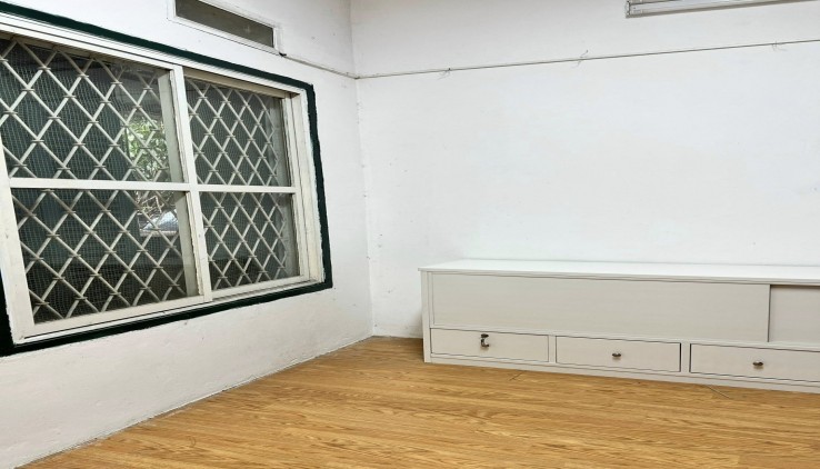 Cho thuê căn hộ Tầng 2 Tập thể  Phố Hàng Quạt 60m2, 2 ngủ,  Full đồ, 9 Triệu/tháng.